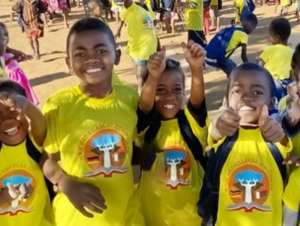 Caps besticken für die Grundschüler aus Madagaskar